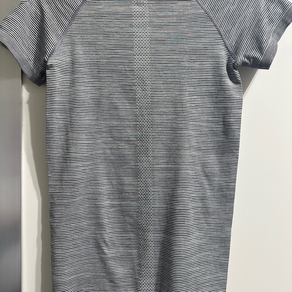 Lululemon Swiftly Tech Short Sleeve Tee Size 4 - Picture 3 of 6